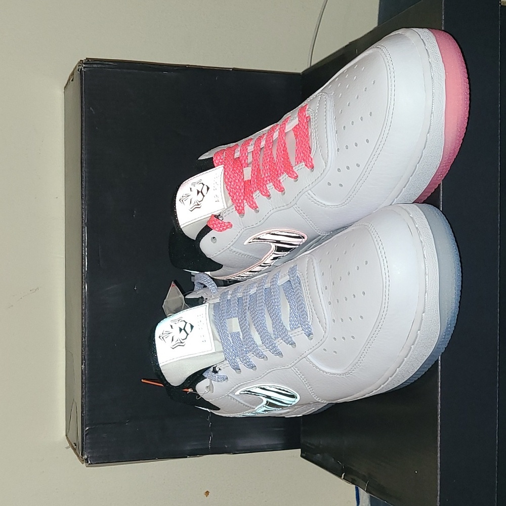 Nike " South Korea " Air FORCE 1 " New " Size 11 and Beautiful White with Accent